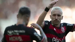 Michael jogador do Flamengo comemora seu gol com Leo Ortiz jogador da sua equipe durante partida contra o Internacional no estadio Maracana pelo campeonato Brasileiro A 2024. Foto: Jorge Rodrigues/AGIF