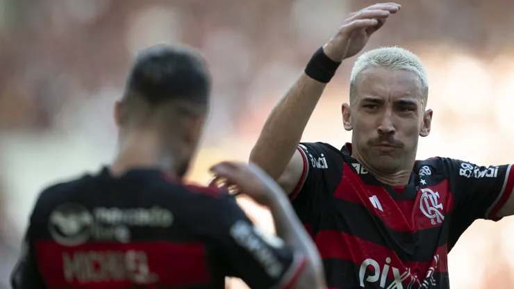 Michael jogador do Flamengo comemora seu gol com Leo Ortiz jogador da sua equipe durante partida contra o Internacional no estadio Maracana pelo campeonato Brasileiro A 2024. Foto: Jorge Rodrigues/AGIF
