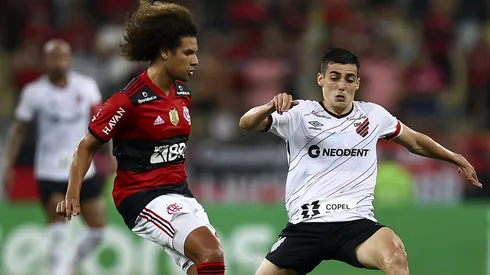 Léo Cittadini (à direita) é indicado por Pedro Caixinha para reforçar Santos em 2025