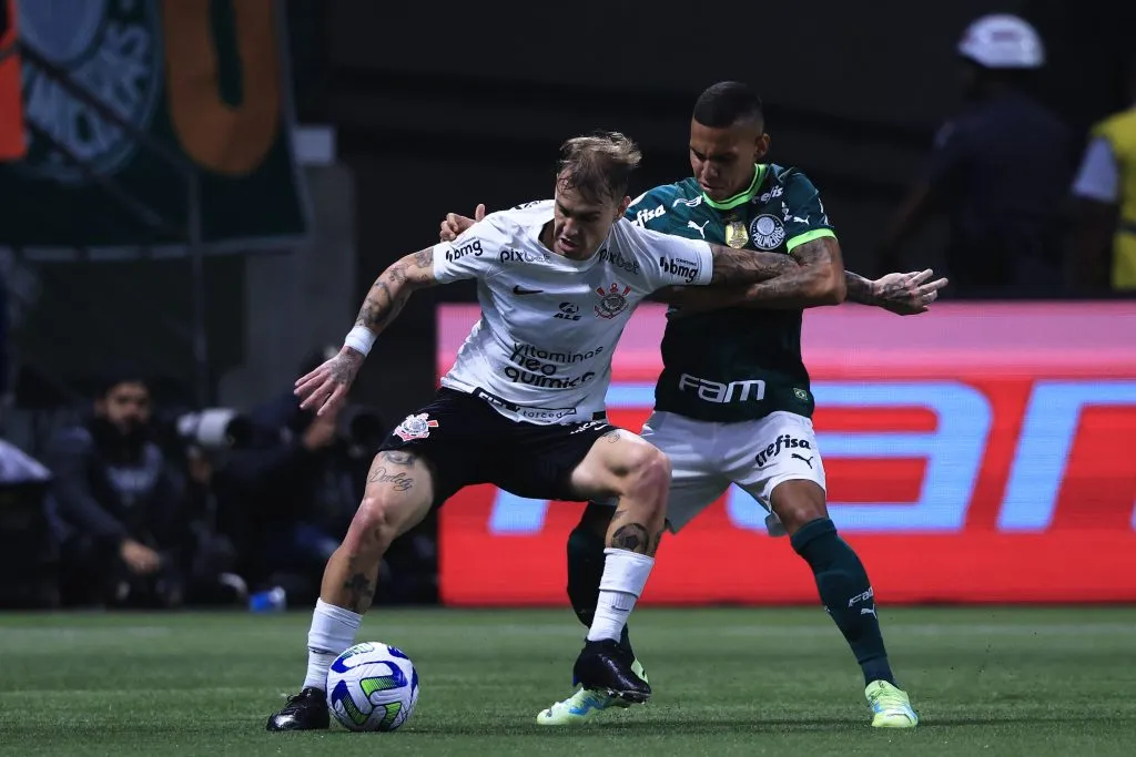 Garcia, ex-jogador do Palmeiras, disputa lance com Roger Guedes, ex-jogador do Corinthians durante partida no estadio Arena Allianz Parque pelo campeonato BRASILEIRO A 2023. Foto: Ettore Chiereguini/AGIF