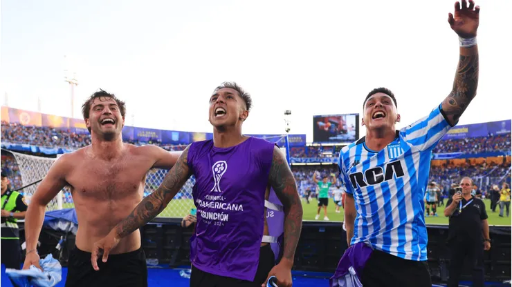 Santiago Sosa (à esquerda) é alvo confirmado do Grêmio para 2025
