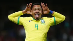 Vitor Roque, atacante do Barcelona, comemorando gol pela Seleção Brasileira