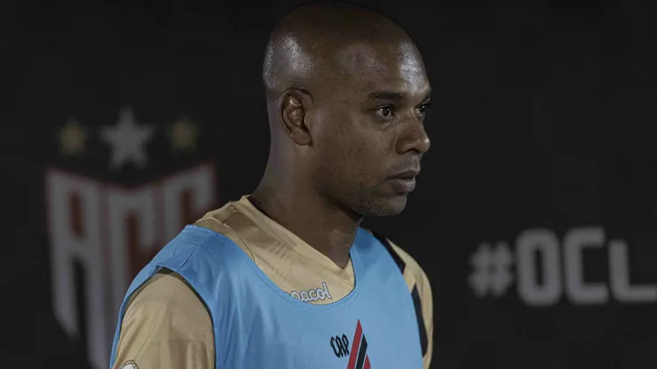 GO - GOIANIA - 07/07/2024 - BRASILEIRO A 2024, ATLETICO-GO X ATHLETICO-PR - Fernandinho jogador do Athletico-PR durante partida contra o Atletico-GO no estadio Antonio Accioly pelo campeonato Brasileiro A 2024. Foto: Heber Gomes/AGIF