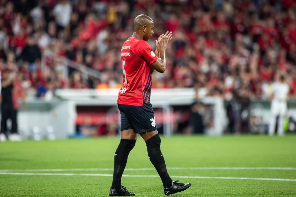 Fernandinho toma decisão importante na carreira – Foto: Luis Garcia/AGIF