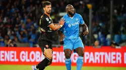 Pablo Mari marcando Romelu Lukaku em partida da Série A entre Napoli e Monza. Foto: Luca Rossini/E-Mage / Alamy Stock Photo