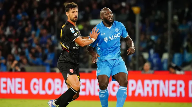Pablo Mari marcando Romelu Lukaku em partida da Série A entre Napoli e Monza. Foto: Luca Rossini/E-Mage / Alamy Stock Photo