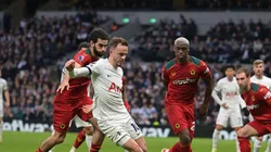 James Maddison com a posse de bola em partida do Tottenham diante do Wolverhampton. Foto: MARTIN DALTON / Alamy Stock Photo