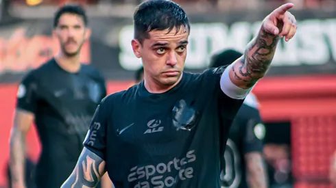 Fagner durante partida entre Vitória e Corinthians, no Barradão, pelo Brasileirão.