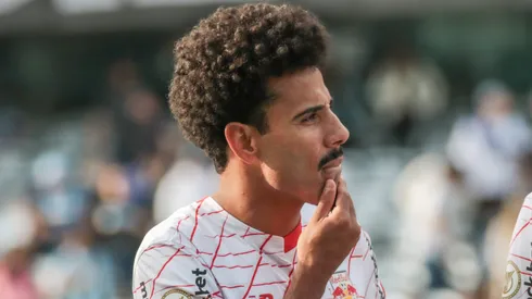 Lucas Evengelista durante partida entre Grêmio e Bragantino, no Couto Pereira, pelo Brasileirão.