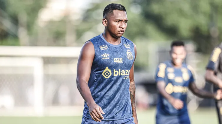 Morelos atuou poucas vezes pelo Santos, em 2024