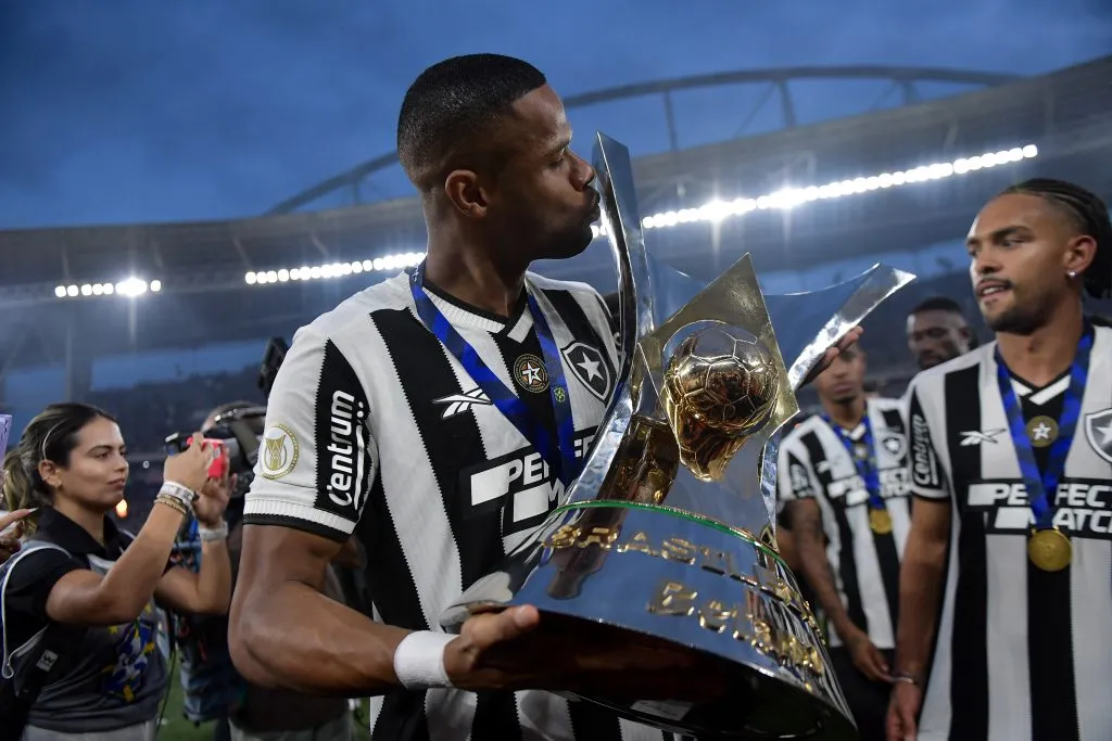 Júnior Santos com a taça do Campeonato Brasileiro. Foto: Thiago Ribeiro/AGIF
