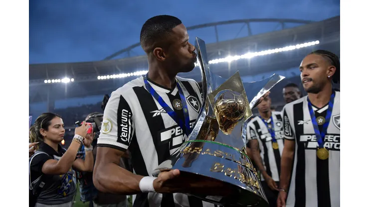 Júnior Santos com a taça do Campeonato Brasileiro. Foto: Thiago Ribeiro/AGIF