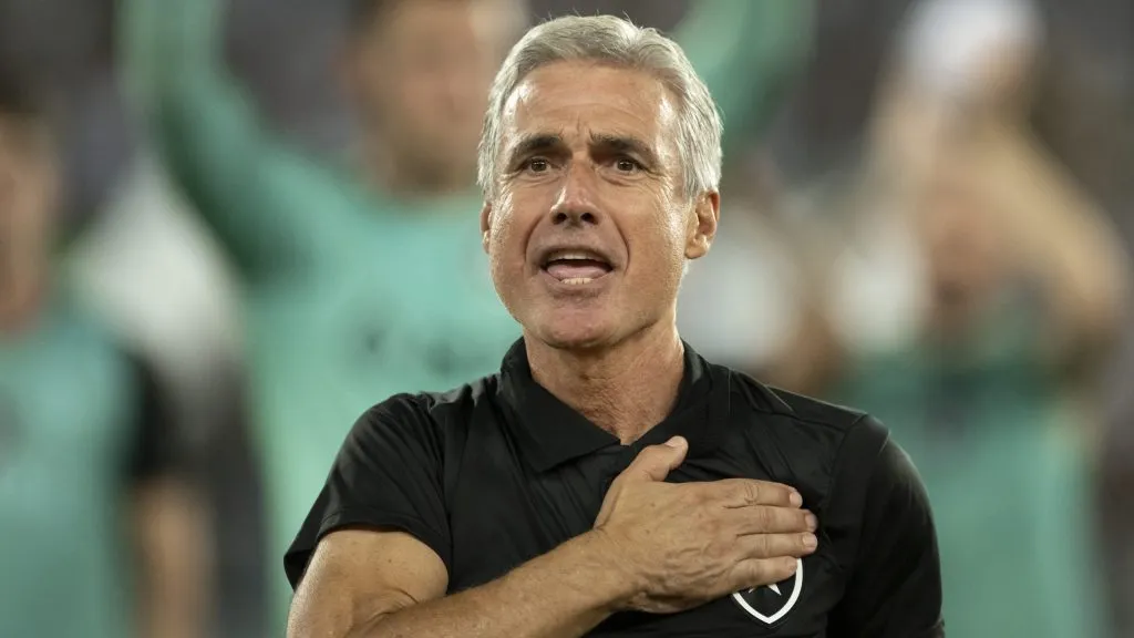 Luís Castro pode retornar ao Botafogo. Durante Foto: Jorge Rodrigues/AGIF
