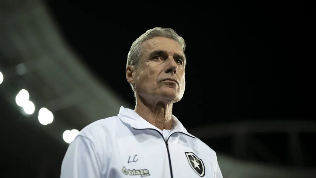 Luís Castro durante partida sob comando do Botafogo. Foto: Jorge Rodrigues/AGIF