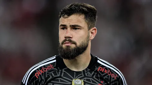 Matheus Cunha vê o Flamengo se movimentar para acertar sua renovação - Foto: Thiago Ribeiro/AGIF