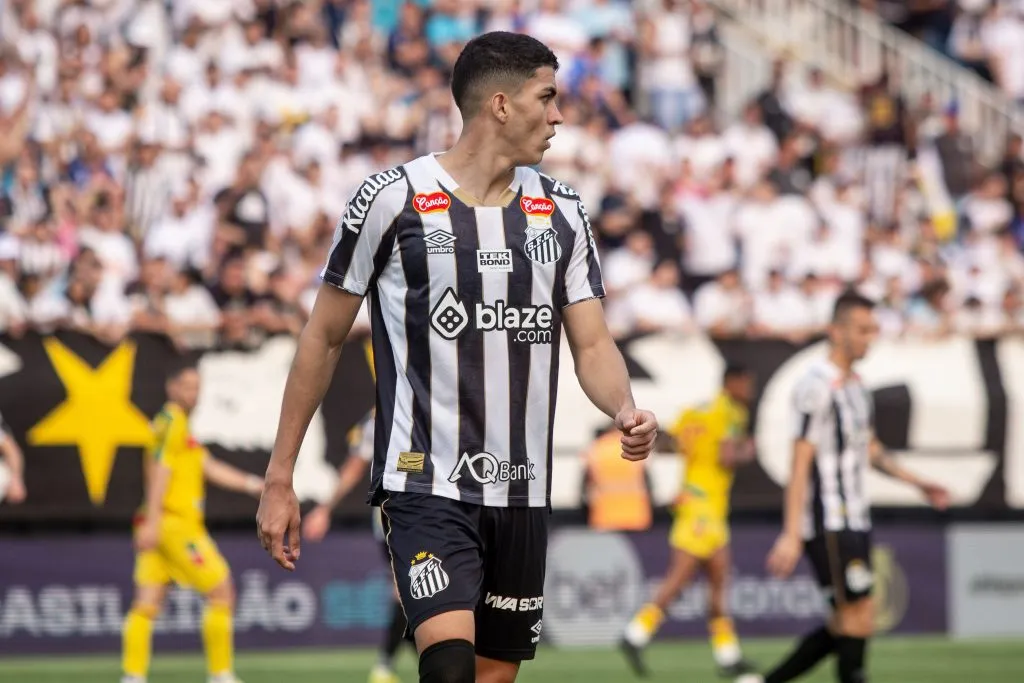 Jair em partida do Santos, diante do Brusque. Lucas Gabriel Cardoso/AGIF
