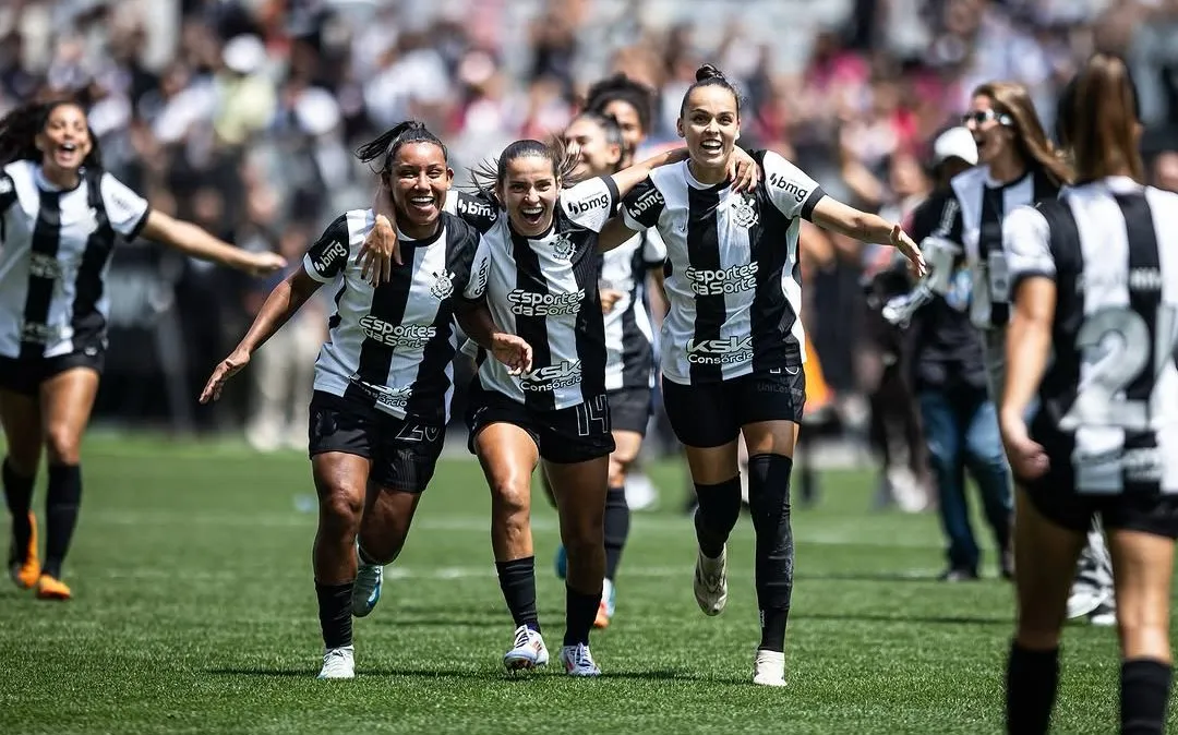 Gabi Portilho, comemora com as companheiras de elenco do Corinthians, o título do Brasileirão Feminino 2024, na Arena Neo Química sobre o São Paulo. Foto: Rodrigo Gazzanel/Ag. Corinthians