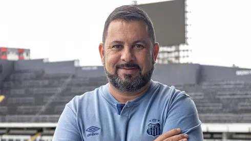 Caio Coito, treinador das Sereias da Vila renova vínculo com o Santos e segue no comando da equipe na temporada 2025