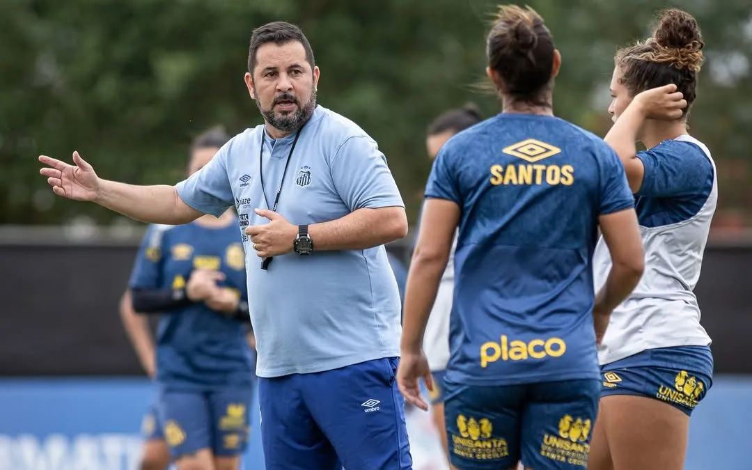 Caio Couto, treinador das Sereias da Vila renova vínculo para próxima temporada. Foto: Bruno Vaz/Santos FC