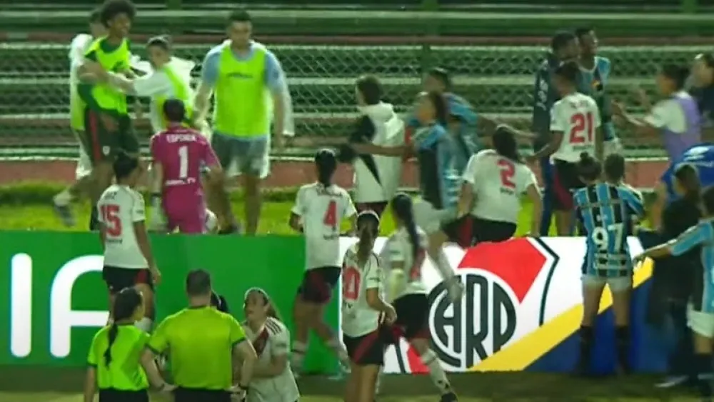 Partida entre Grêmio e River Plate pela Brasil Ladies Cup acaba em briga generalizada após gestos racistas. Foto: Reprodução/Youtube/Canal Goat