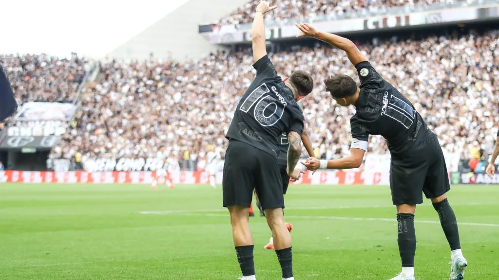 Garro e Romero comemoram gol pelo Corinthians na Neo Química Arena. Foto: Marco Miatelo/AGIF