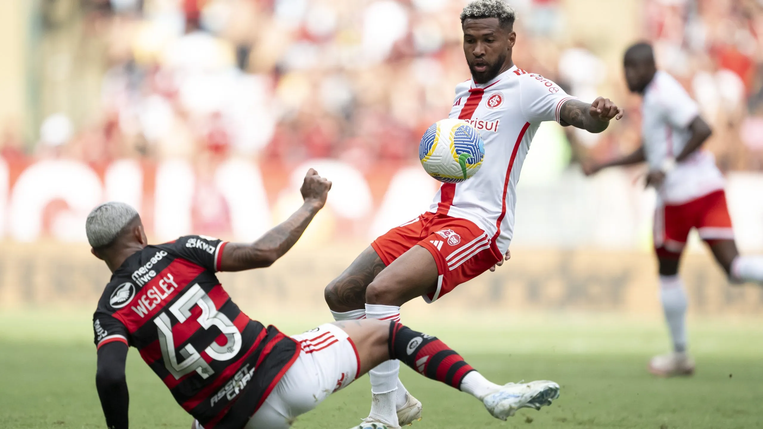Jogadores de Flamengo e Internacional