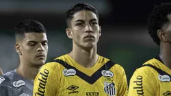 Jair, zagueiro do Santos, em ação pela Série B