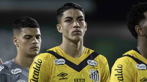 Jair, zagueiro do Santos, em ação pela Série B