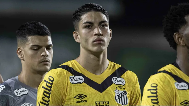 Jair, zagueiro do Santos, em ação pela Série B