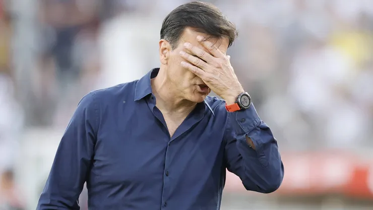 Gustavo Quinteros terá papel essencial em decisão sobre saída de Pavón no Grêmio.