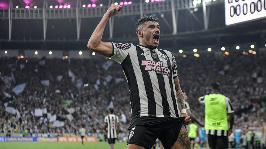 Tiquinho vê com bons olhos ida para o Santos  – Foto: Thiago Ribeiro/AGIF