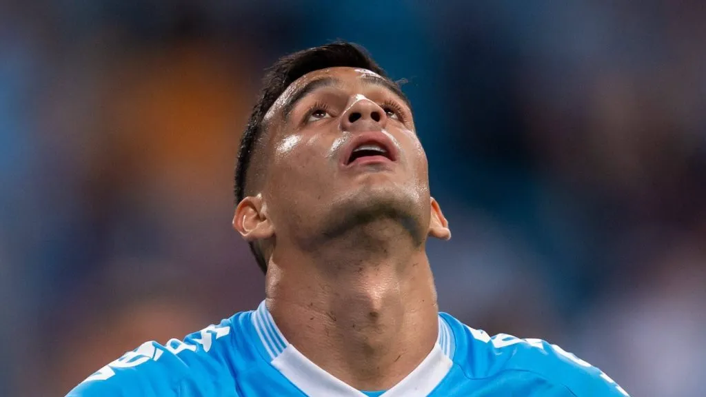 Foto: IMAGO /&nbsp;Sports Press Photo  – Meia deve permanecer no time gremista e recusa investida do Estudiantes.