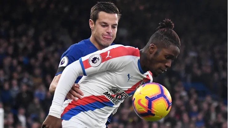 Cesar Azpilicueta marcando Wilfried Zaha em partida da Premier League da temporada 2018/2019. Foto: Cosmin Iftode / Alamy Stock Photo
