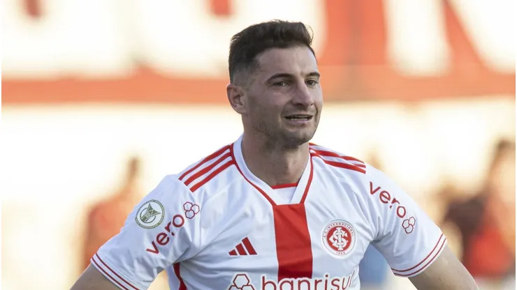 Alario em campo pelo Internacional