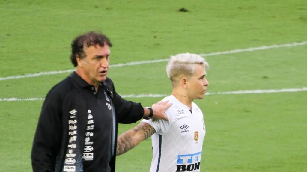 Foto: Fernanda Luz/AGIF – Cuca e Soteldo duante jogo do Peixão em 2020, pelo Brasileirão.