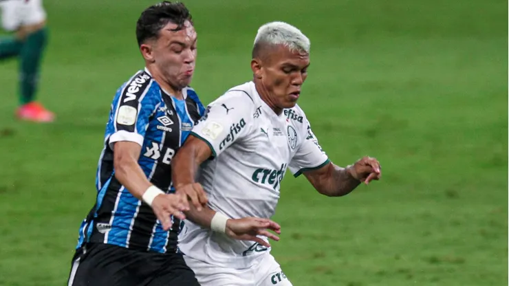 Gabriel Veron (de branco) é alvo de proposta de empréstimo do Santos para 2025