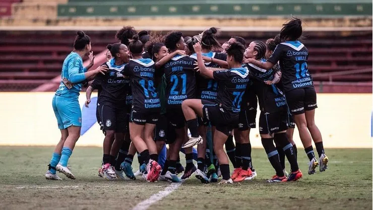 Gurias Gremistas comemoram título do Brasil Ladies Cup em vitória sobre o Bahia, no Canindé