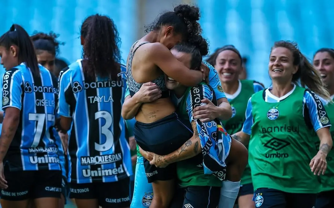 Gurias Gremistas comemoram o título do Campeonato Gaúcho Feminino 2024. Foto: Lucas Uebel/Grêmio FBPA