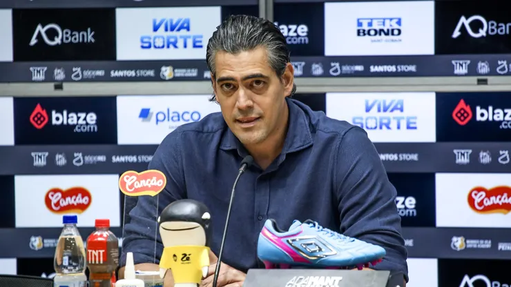 Bracks em coletiva de imprensa pelo Santos