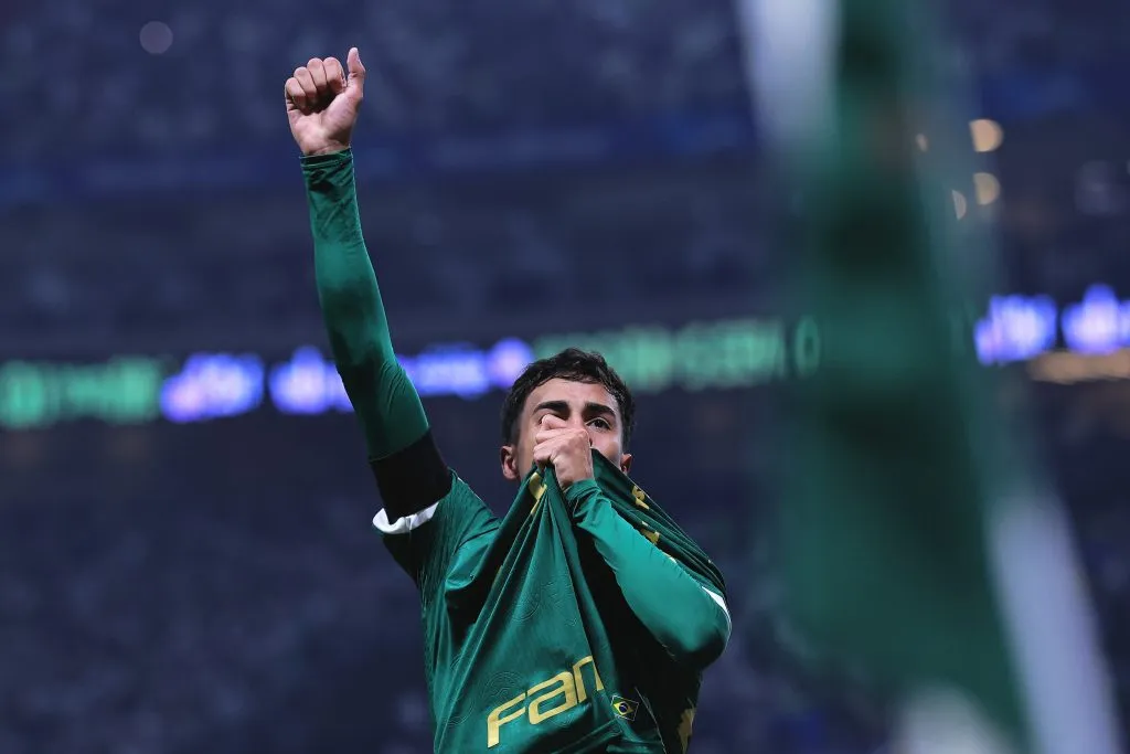 Vitor Reis comemora gol diante do Corinthians. Foto: Ettore Chiereguini/AGIF