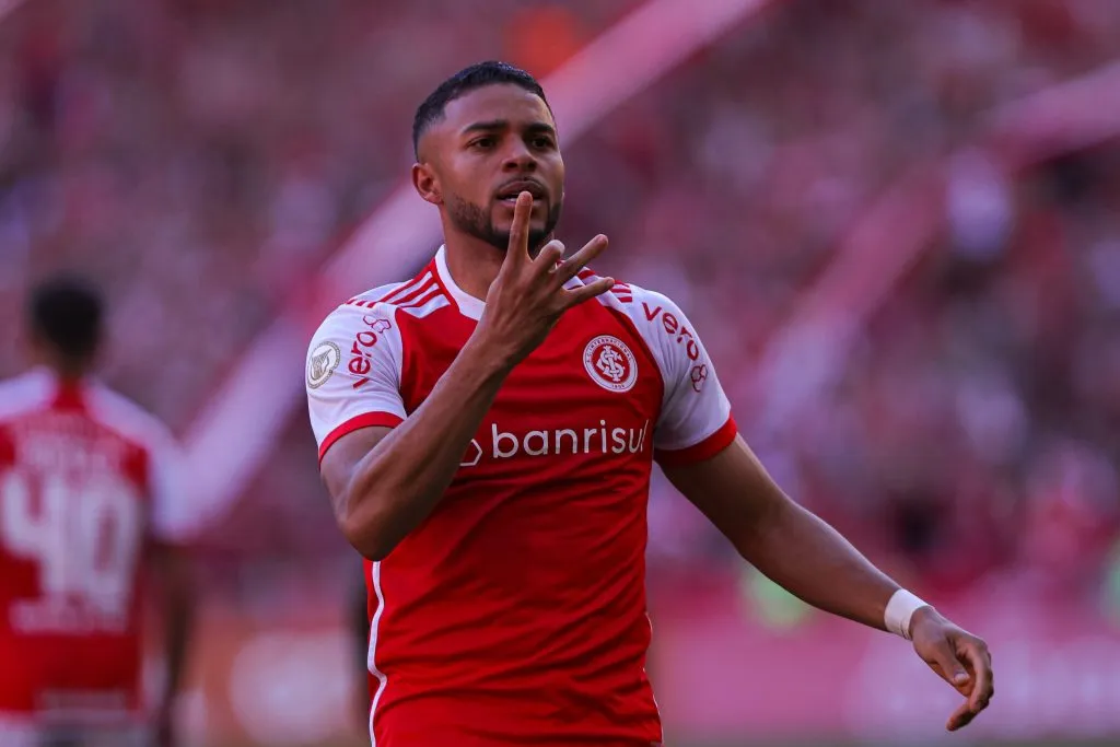 Wanderson, do Internacional, é um dos jogadores especulados no Vasco para 2025. Foto: Maxi Franzoi/AGIF