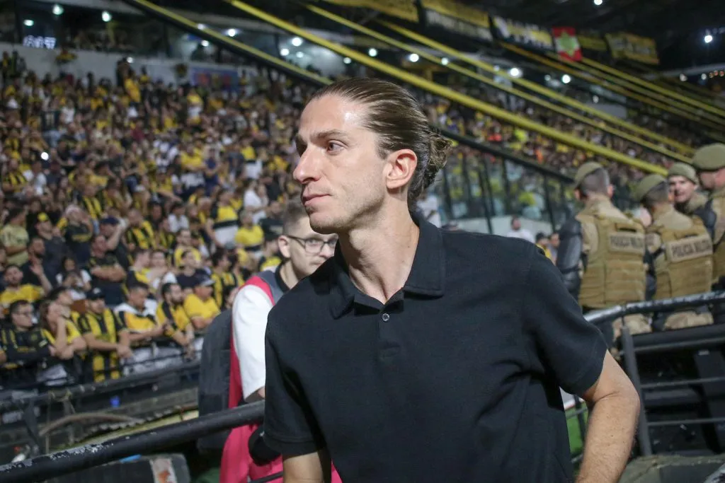 Filipe Luís acabou tendo sua permanência confirmada por José Boto em entrevista coletiva no Flamengo. Foto: Leonardo Hubbe/AGIF