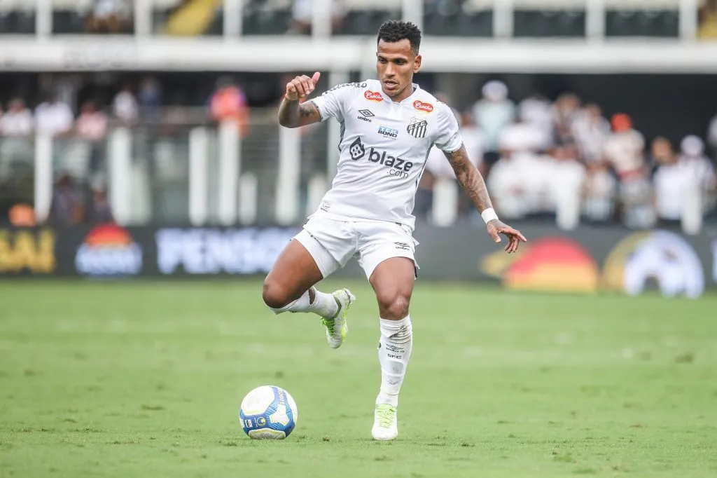 Otero em partida do Santos diante do Brusque. Foto: Reinaldo Campos/AGIF