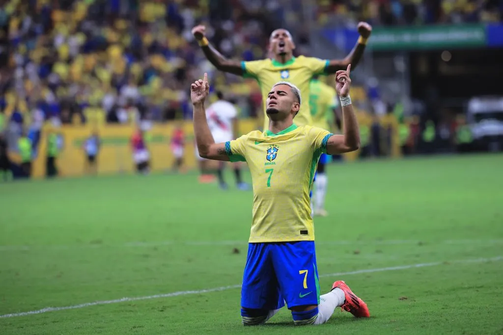 Andreas Pereira jogador do Brasil comemora seu gol durante partida contra o Peru no estadio Mane Garrincha pelo campeonato Eliminatorias Copa Do Mundo 2026. Foto: Ettore Chiereguini/AGIF
