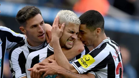 - Almiron ao lado de Bruno Guimarães