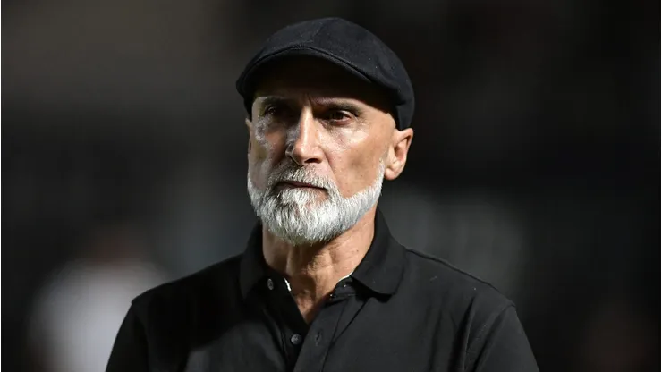 Álvaro Pacheco durante partida em São Januário.