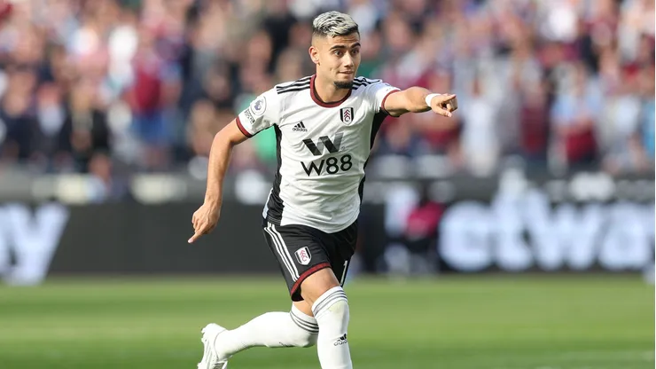 Andreas Pereira em atividade pelo Fulham em partida da Premier League no London Stadium diante do West Ham. Foto: James Boardman / Alamy Stock Photo