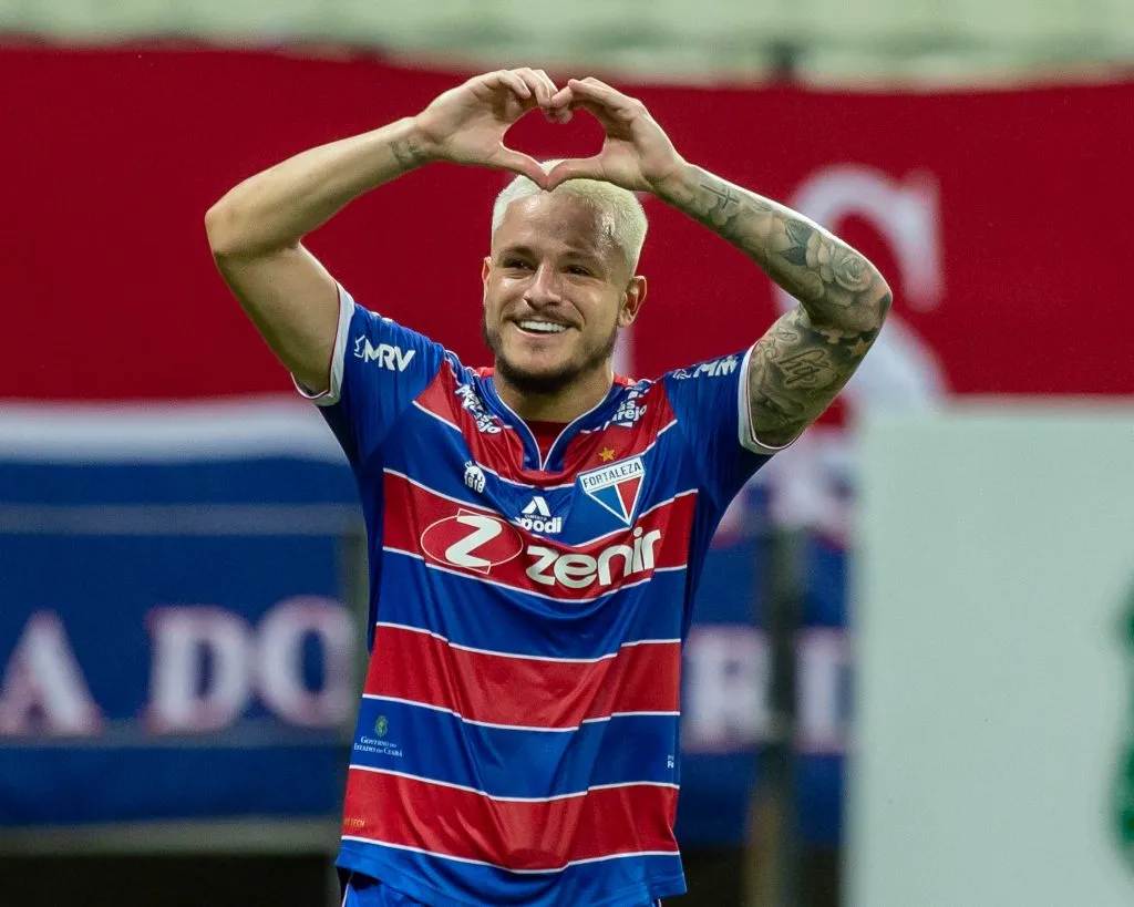 Foto: Pedro Chaves/AGIF – Lucas Crispim brilhou com a camisa do Fortaleza