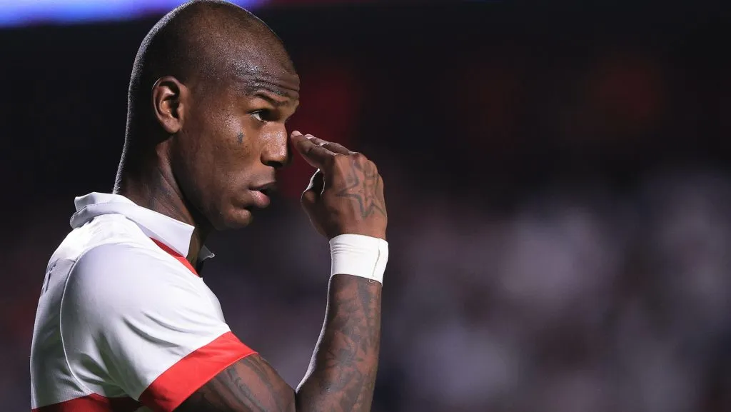 Arboleda apontando os dedos para colega do SPFC - Foto: Ettore Chiereguini/AGIF