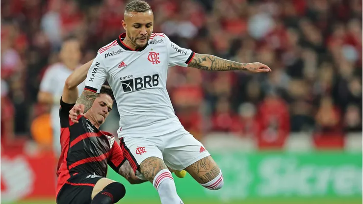 Khellven (de uniforme preto e vermelho) despontou no Brasil com a camisa do Athletico-PR